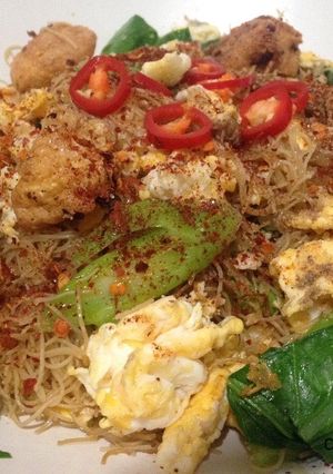 รูปของ เส้นหมี่ผัดซีอิ้วไข่ใส่เต้าหู้ไข่ทอด