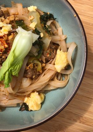 Une photo de Wok de bœuf / chou chinois et nouille de riz