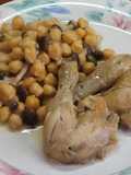Muslitos de picantón con garbanzos y setas shimeji marrón