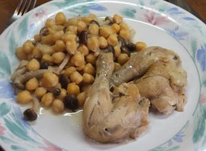 Foto principal de Muslitos de picantón con garbanzos y setas shimeji marrón
