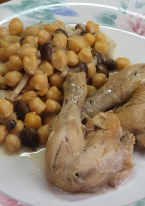 Una foto de Muslitos de picantón con garbanzos y setas shimeji marrón