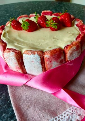 Une photo de Charlotte aux fraises façon Tiramisù