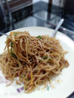 વેજ. હકકા નૂડલ્સ (Veg. Hakka Noodles Recipe In Gujarati) રેસીપી મુખ્ય ફોટો