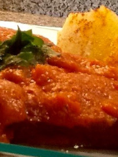 Una foto de Bonito con tomate y guarnición de patatas cocidas
