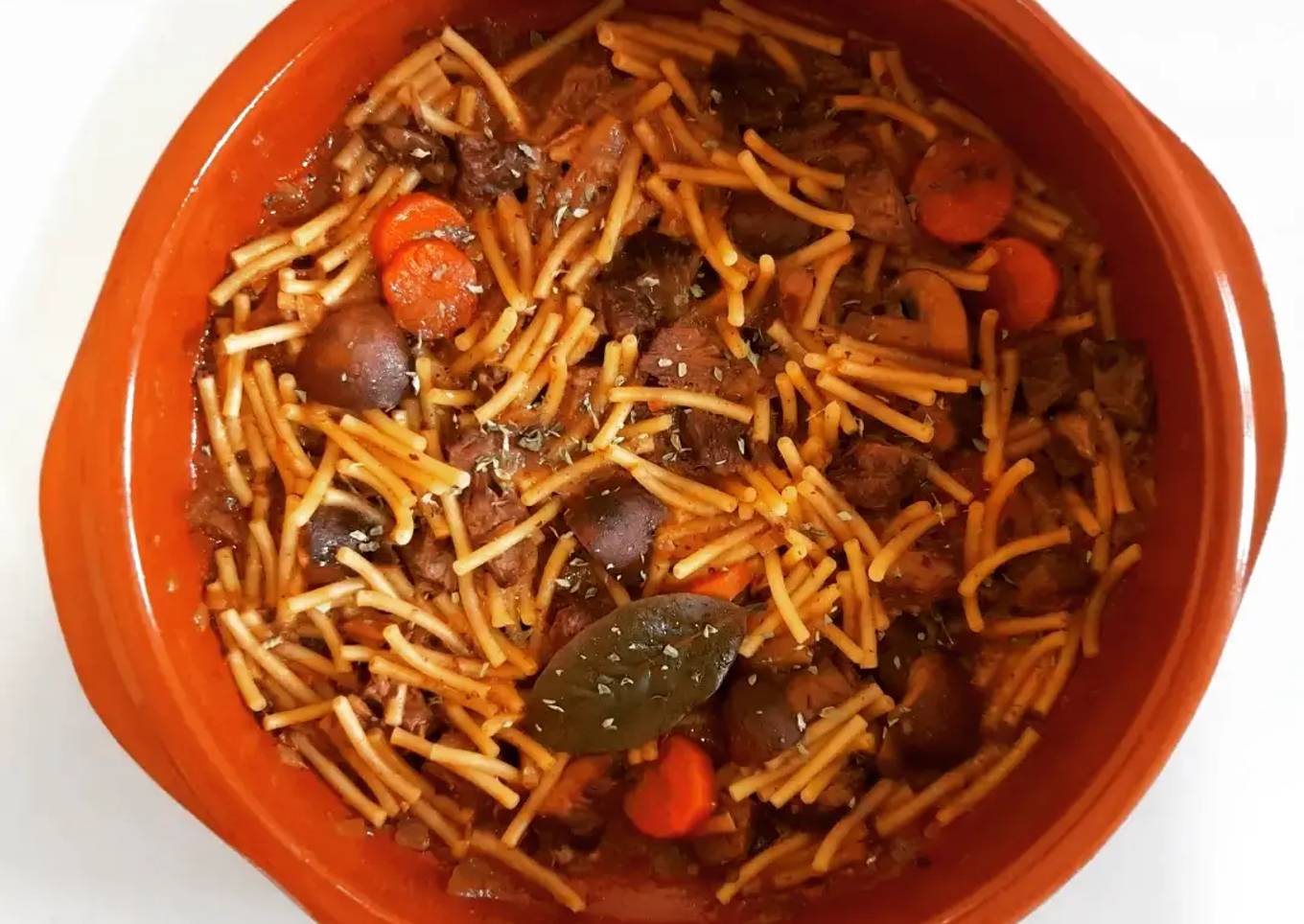 Cazuela de fideos con ternera estofada y champiñones