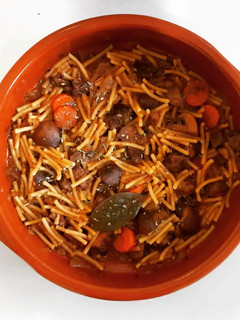 Una foto de Cazuela de fideos con ternera estofada y champiñones