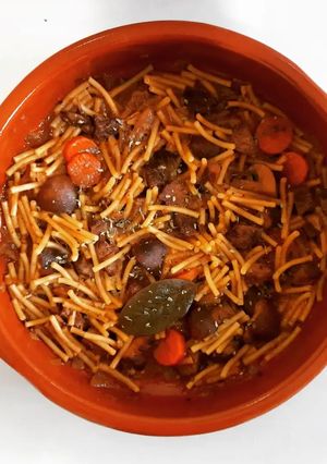 Una foto de Cazuela de fideos con ternera estofada y champiñones