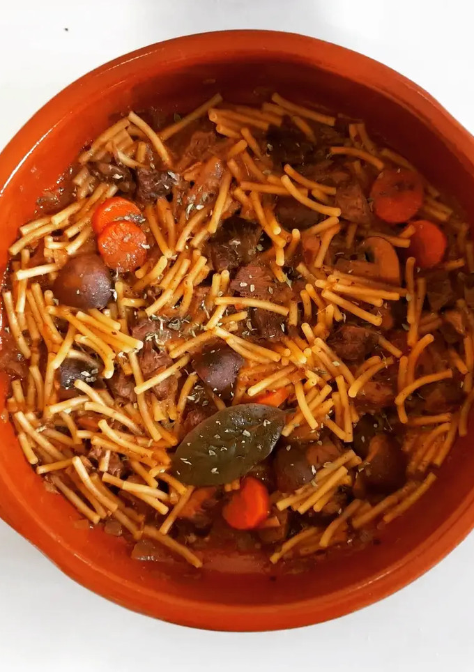 Una foto de Cazuela de fideos con ternera estofada y champiñones