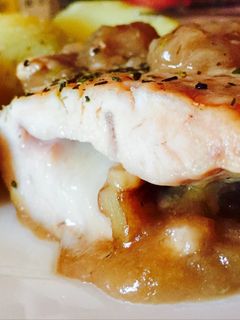 Una foto de Solomillo de pavo relleno de 4 Quesos y nueces con salsa de Soja