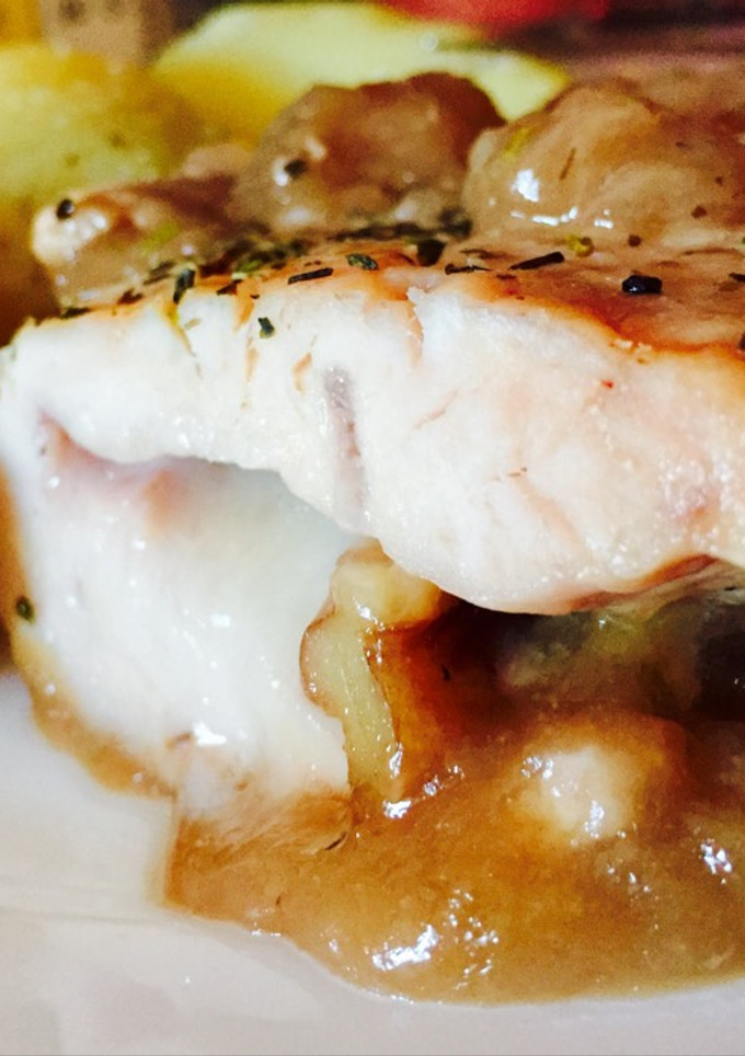 Una foto de Solomillo de pavo relleno de 4 Quesos y nueces con salsa de Soja