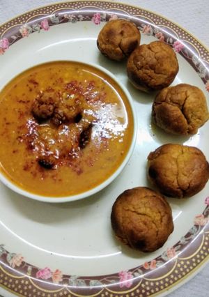 A picture of Dal Batti in appam.