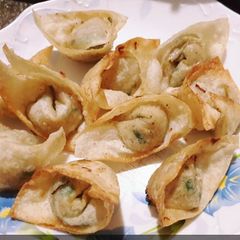 A picture of Chicken wontons.