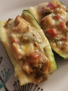 Una foto de Calabacines rellenos de pollo a la barbacoa y miel🍯