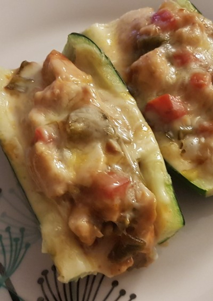 Una foto de Calabacines rellenos de pollo a la barbacoa y miel🍯