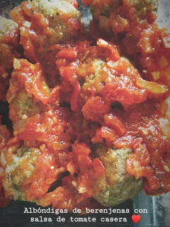 Una foto de Albóndigas de berenjena con salsa de tomate