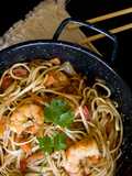 Wok de langostinos y verduras con noodles Udon