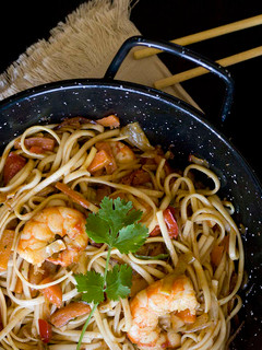 Una foto de Wok de langostinos y verduras con noodles Udon