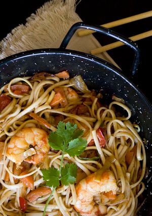 Una foto de Wok de langostinos y verduras con noodles Udon