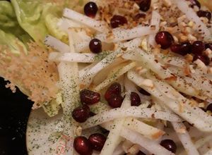 Foto di Insalata di cavolo rapa, mela e melograno
