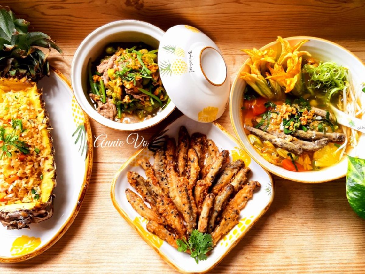 Mâm cơm một màu vàng tươi