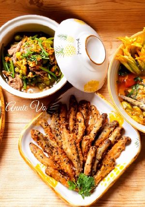 Hình của món Mâm cơm một màu vàng tươi.