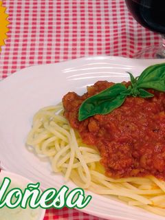 Una foto de Salsa Boloñesa casera, fácil, deliciosa y hoy con espaguetis