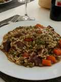 Ragú de ternera con guisantes y pasta orzo