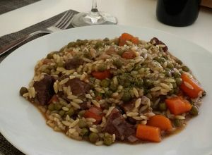 Foto principal de Ragú de ternera con guisantes y pasta orzo