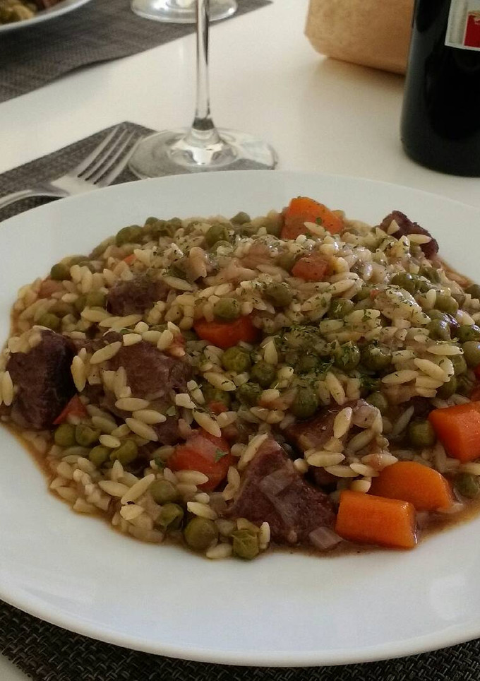 Una foto de Ragú de ternera con guisantes y pasta orzo