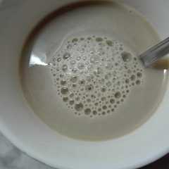 Una foto de Café con leche rápido