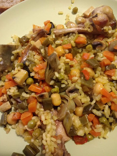 Una foto de Arroz con conejo y variado de verduras