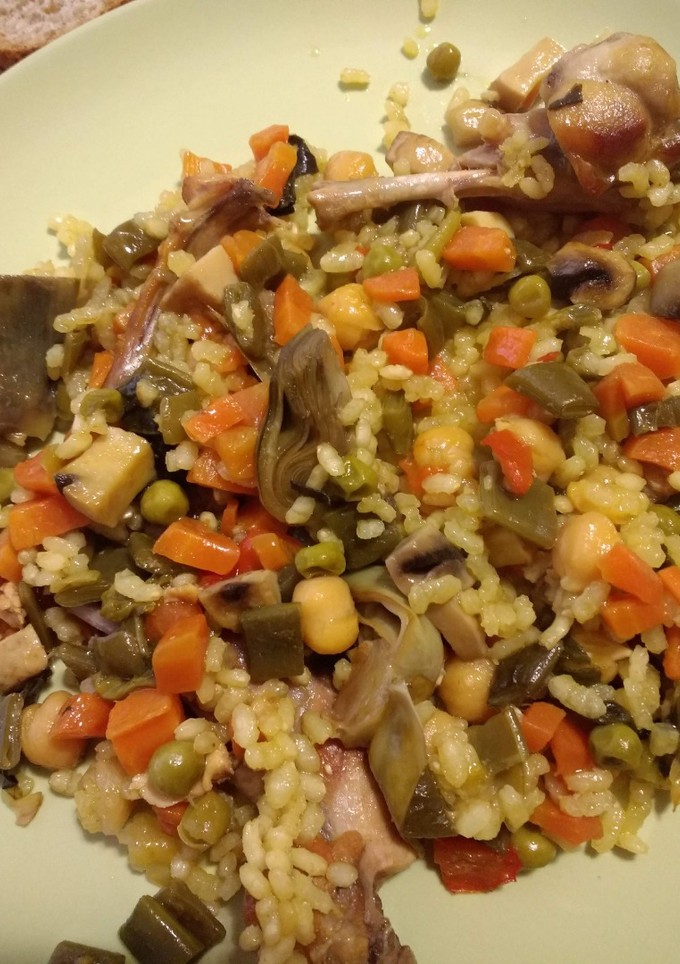 Una foto de Arroz con conejo y variado de verduras