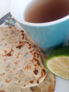 A picture of Naan with Black tea and lemon.