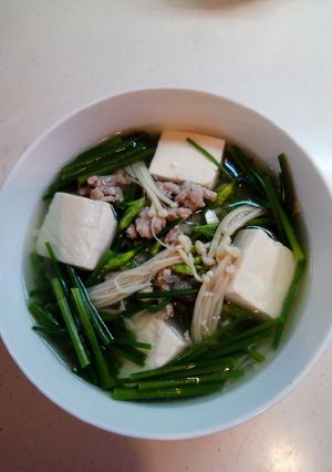 Hình của món Canh bông hẹ nấu thịt bằm.