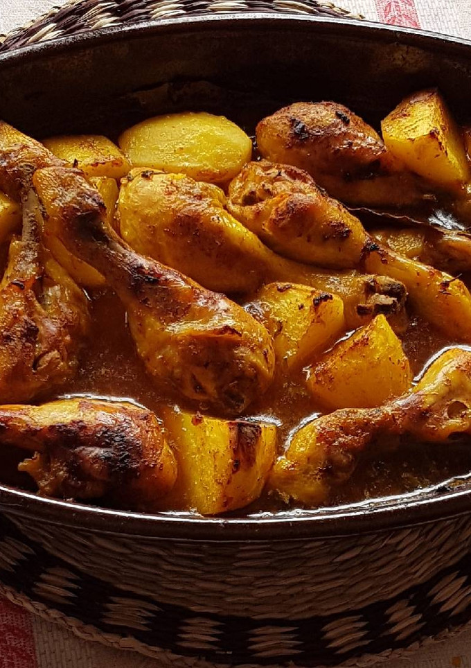 Una foto de Muslos de pollo con patatas al horno 🍗🍴