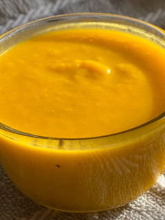 Una foto de Puré de verduras naranjas con curry THX