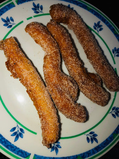 Una foto de Churros con azúcar y canela o dulce de leche 🥨❣️