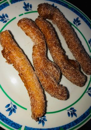 Una foto de Churros con azúcar y canela o dulce de leche 🥨❣️
