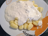 Ñoquis en salsa de cuatro quesos con nueces