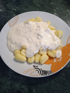 Una foto de Ñoquis en salsa de cuatro quesos con nueces