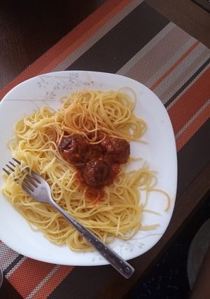 A picture of Spaghetti and meatballs.