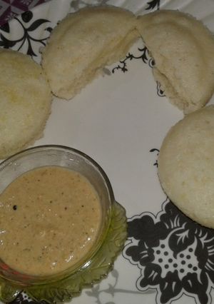 रवा इडली (rava idli recipe in hindi) रेसिपी मुख्य फोटो
