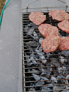Una foto de Hamburguesas a la parrilla