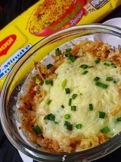 चीज़ी बेक्ड मैगी(Cheese baked maggi recipe in hindi) रेसिपी मुख्य फोटो