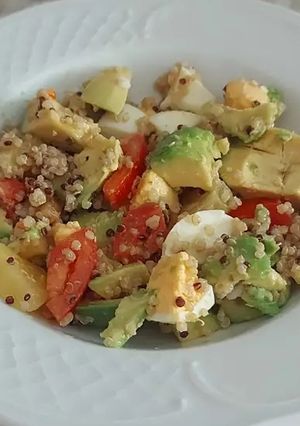 Una foto de Quinoa en ensalada 🍅🥑🥚🍍