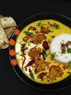 पकोडेवाले कढी चावल (pakode wale kadhi chawal recipe in marathi) रेसिपी चे मुख्य फोटो