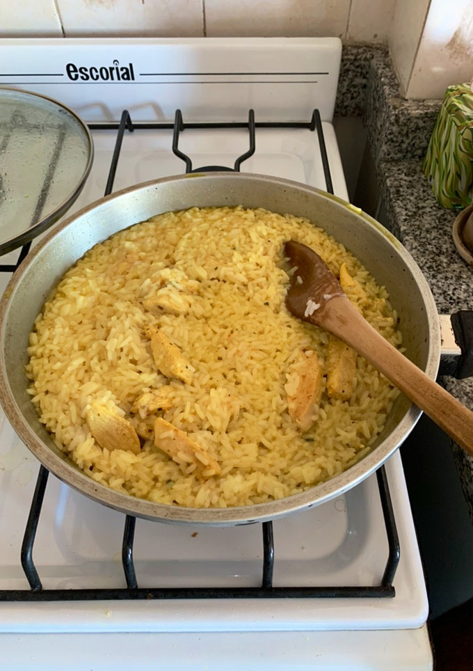 Una foto de Pollo con arroz al curry
