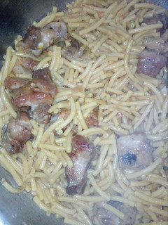 Una foto de Fideos con costilla