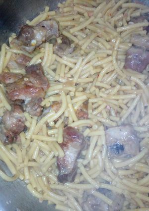 Una foto de Fideos con costilla