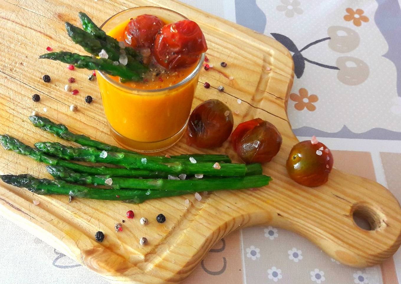 Crema de calabaza, zanahoria y queso con espárragos a la plancha
